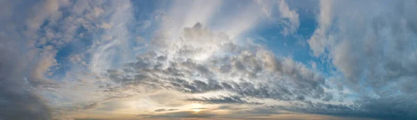 Traumhafte Wolken vor blauem Himmel, Panorama — Stockfoto