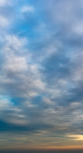 Nuages fantastiques au lever du soleil, panorama vertical — Photo