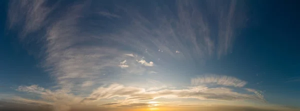 Fantastische Wolken bei Sonnenaufgang — Stockfoto