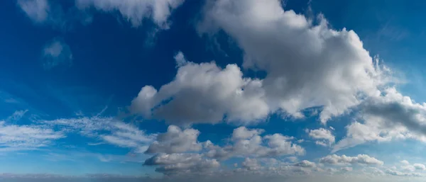 蔚蓝的天空映衬着神奇的云彩，全景 — 图库照片