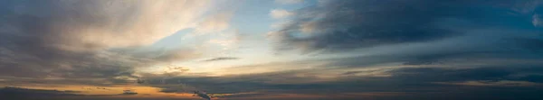 Fantastische wolken bij zonsopgang — Stockfoto