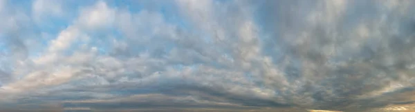 Fantásticas nuvens ao nascer do sol — Fotografia de Stock