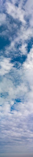 Fantásticas nuvens contra o céu azul, panorama — Fotografia de Stock