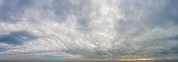 蔚蓝的天空映衬着神奇的云彩，全景 — 图库照片