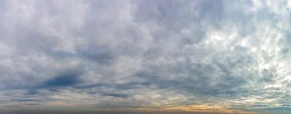 Fantásticas nubes contra el cielo azul, panorama — Foto de Stock