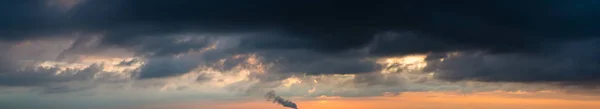 Fantastyczne ciemne chmury o wschodzie słońca — Zdjęcie stockowe