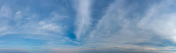 Fantásticas nuvens contra o céu azul, panorama — Fotografia de Stock