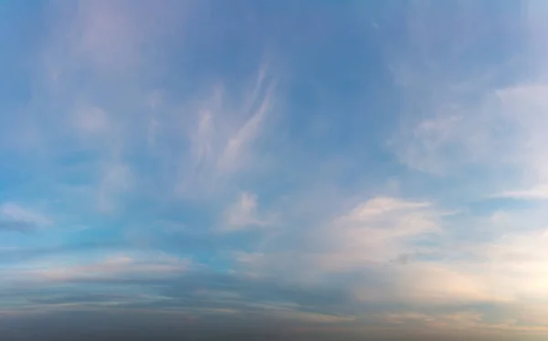 Nuages fantastiques au lever du soleil — Photo