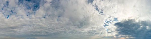 Awan fantastis terhadap langit biru, panorama — Stok Foto