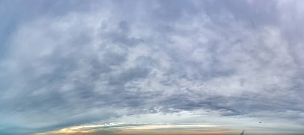 Nuages fantastiques au lever du soleil — Photo