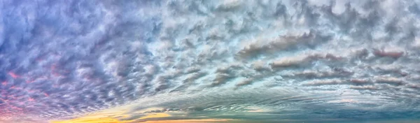 Fantastische wolken bij zonsopgang — Stockfoto