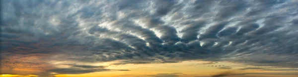 日の出の幻想的な暗い雷雲 — ストック写真