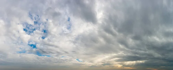 Nuages fantastiques au lever du soleil — Photo