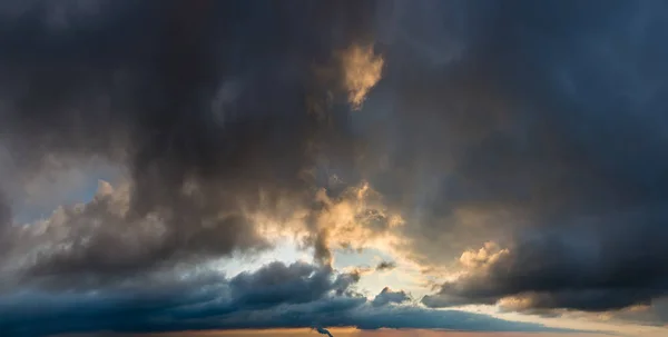 Fantasztikus sötét viharfelhők napkeltekor — Stock Fotó