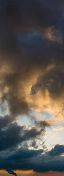 해 뜰 때의 환상적 인 구름, 수직의 파노라마 — 스톡 사진