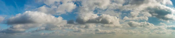 Фантастические облака против голубого неба, панорама — стоковое фото