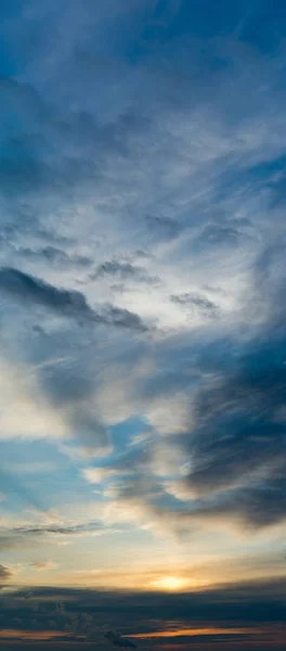 Fantastické mraky při východu slunce, vertikální panorama — Stock fotografie