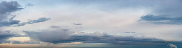 Fantásticas nubes contra el cielo azul, panorama — Foto de Stock