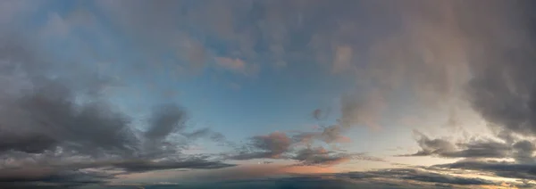 Fantásticas nuvens contra o céu azul, panorama — Fotografia de Stock