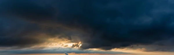 Fantastiques nuages noirs au lever du soleil — Photo