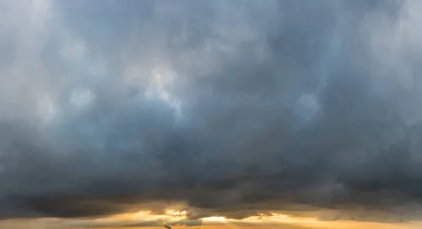 Fantásticas nuvens escuras ao nascer do sol — Fotografia de Stock