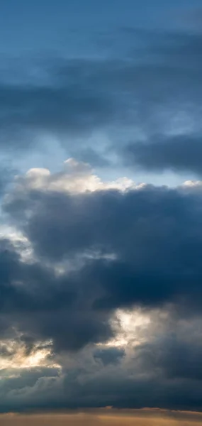해 뜰 때의 환상적 인 구름, 수직의 파노라마 — 스톡 사진