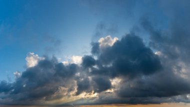 Güneşin doğuşunda fantastik kara bulutlar