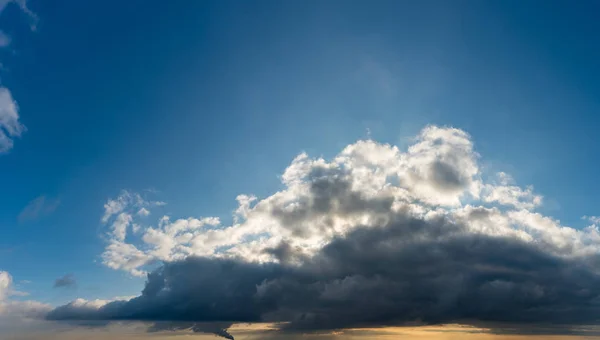 Güneşin doğuşunda fantastik kara bulutlar — Stok fotoğraf