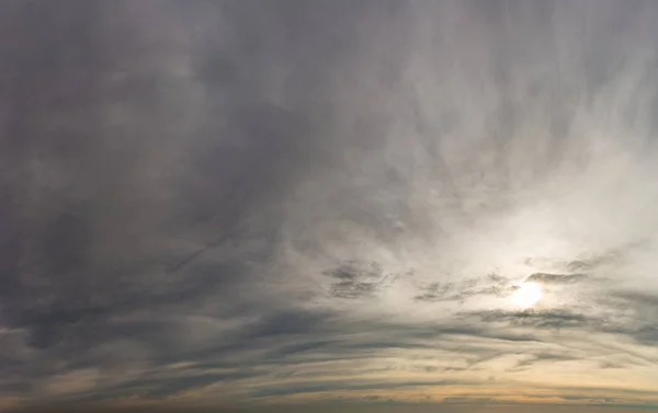 日の出の幻想的な暗い雷雲 — ストック写真