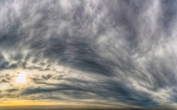 Fantásticas nuvens escuras ao nascer do sol — Fotografia de Stock