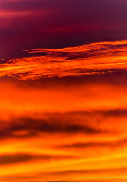 Nuages fantastiques au lever du soleil, panorama vertical — Photo