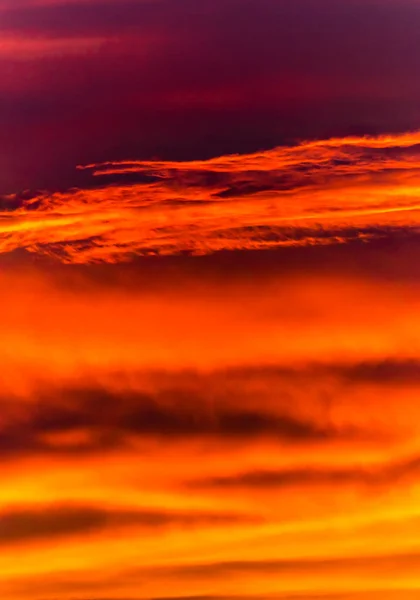 Fantásticas nubes al amanecer, panorama vertical — Foto de Stock