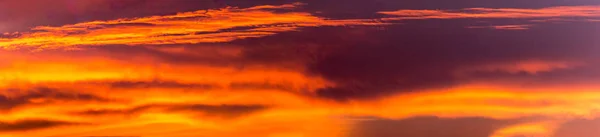 Фантастические облака на рассвете — стоковое фото