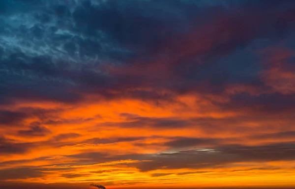 Fantastiques nuages noirs au lever du soleil — Photo