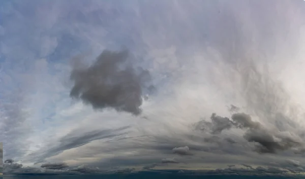 Fantásticas nuvens escuras, panorama do céu — Fotografia de Stock