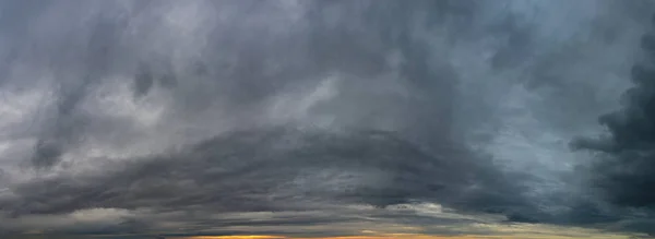 Fantásticas nubes oscuras, panorama del cielo — Foto de Stock