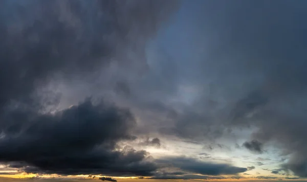 Fantastische donkere donderwolken bij zonsopgang — Stockfoto