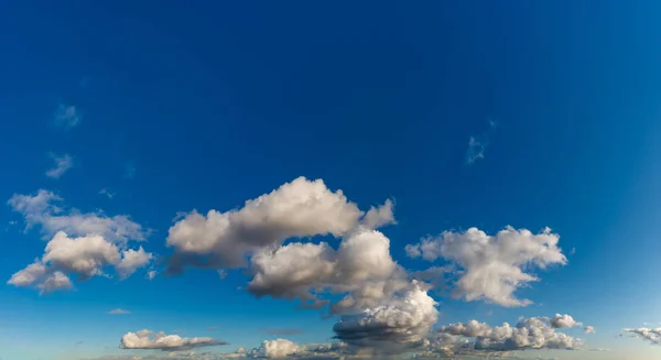 Fantastyczne chmury na tle błękitnego nieba, panorama — Zdjęcie stockowe