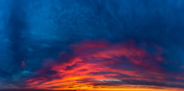 Fantastische dunkle Gewitterwolken bei Sonnenaufgang — Stockfoto