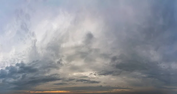 Nuages fantastiques au lever du soleil — Photo