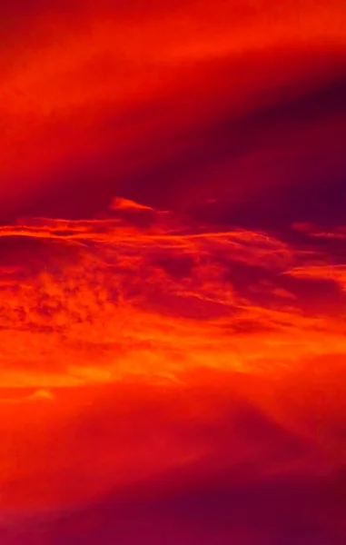 日の出の幻想的な雲、垂直パノラマ — ストック写真