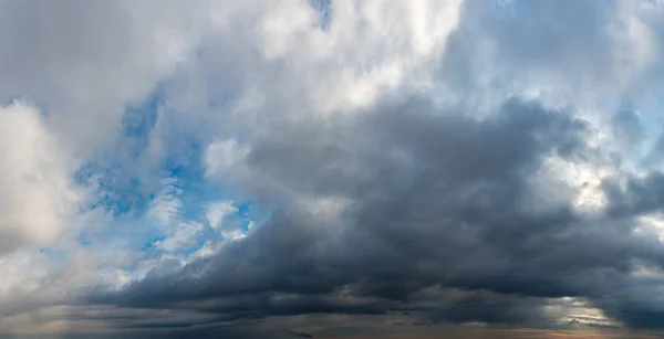 Fantastische dunkle Gewitterwolken bei Sonnenaufgang — Stockfoto