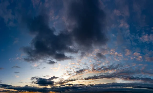 Fantastische dunkle Gewitterwolken bei Sonnenaufgang — Stockfoto