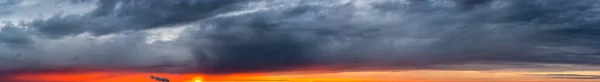 Fantastiques nuages noirs au lever du soleil — Photo