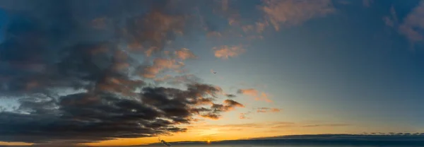 Fantastische Dunkelblaue Gewitterwolken Bei Sonnenaufgang Natürliche Zusammensetzung — Stockfoto