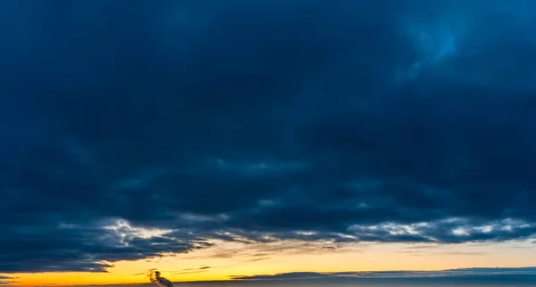 เมฆฟ้าผ่ามืดมหัศจรรย์ที่พระอาทิตย์ขึ้น — ภาพถ่ายสต็อก