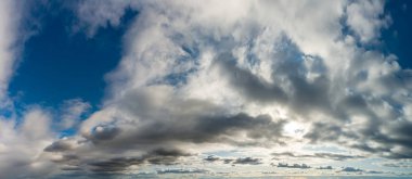 Mavi gökyüzüne karşı fantastik bulutlar, manzara