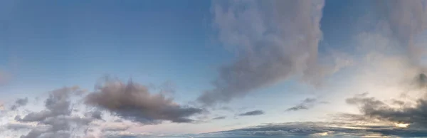 Fantastické mraky proti modré obloze, panorama — Stock fotografie