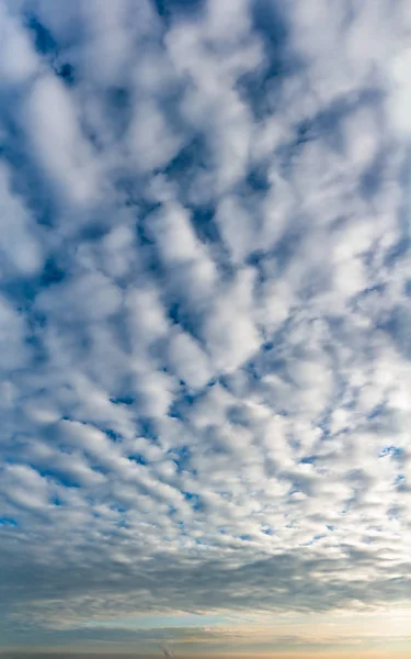 Fantastiska moln mot blå himmel, panorama — Stockfoto