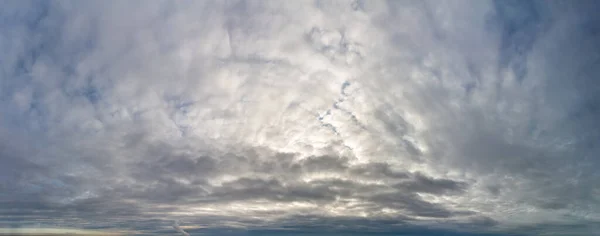 Fantastische dunkle Gewitterwolken, Himmelspanorama — Stockfoto